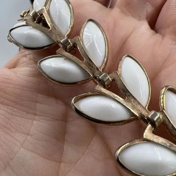 Vintage Designer Signed Trifari Milk Glass Gold Tone Necklace 17" Adjustable - Picture 3 of 5